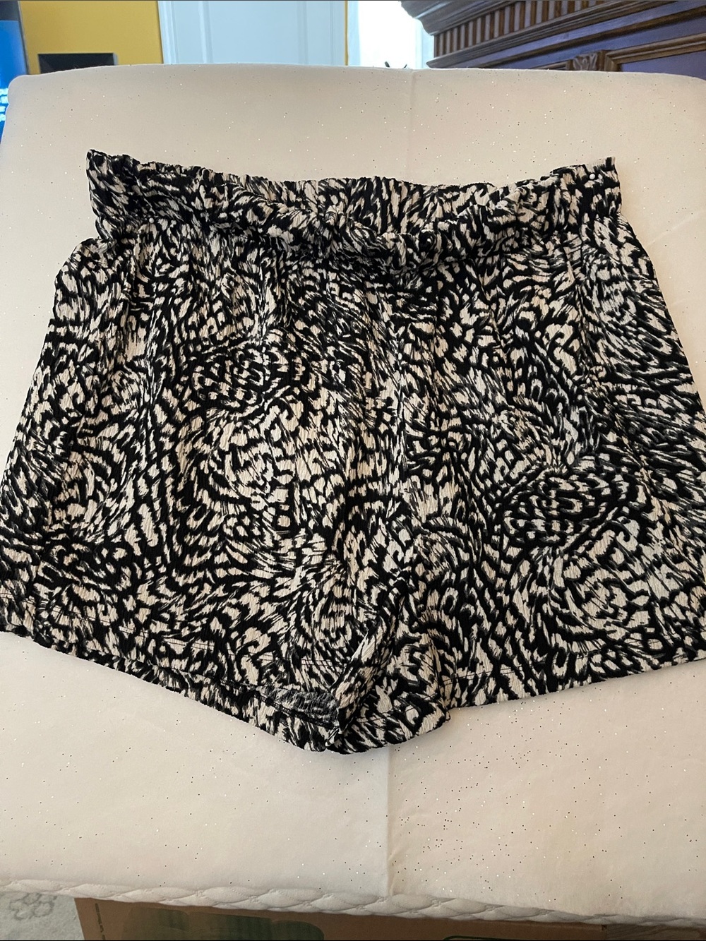 H&M Black and White Patterned Women’s Shorts
